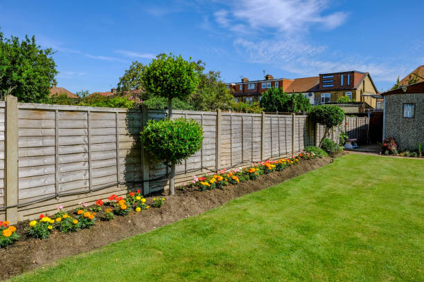 backgarden-flower-bed-with-fence