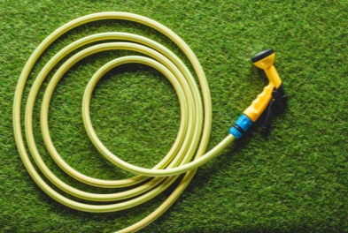 top view of hosepipe on grass, minimalistic conception top view of hosepipe on grass, minimalistic conception garden hoses stock pictures, royalty-free photos &amp; images_副本