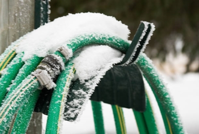 Frozen Garden Hose Garden hose covered with snow and frost. garden hoses stock pictures, royalty-free photos &amp; images_副本