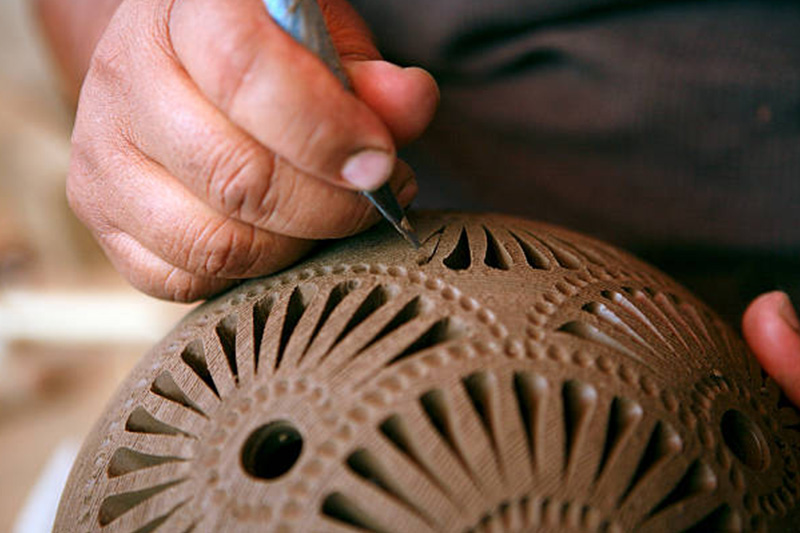 2mexico-oaxaca-man-making-black-ceramic-decorative-pottery-close-up-of-hands